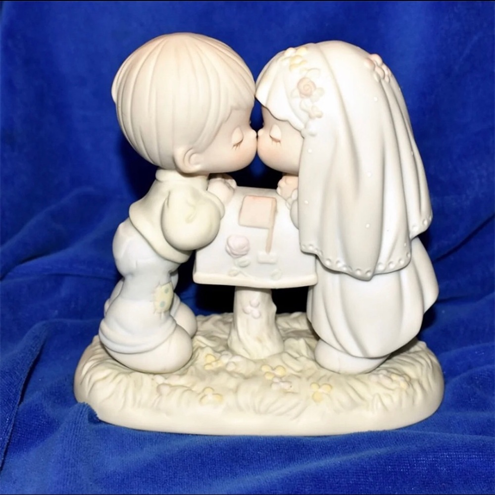 Precious moments- Sealed With A Kiss